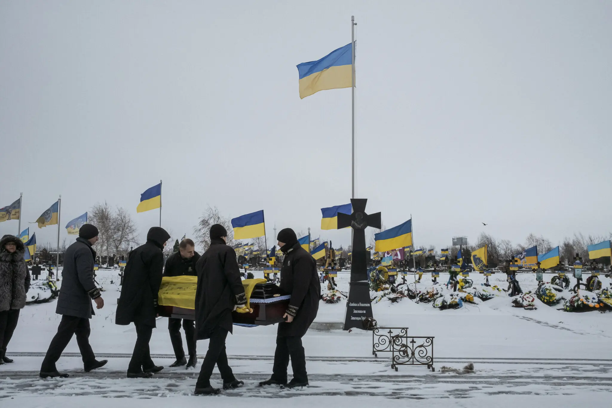 39-річний Денис загинув під час російського мінометного обстрілу в Кринках, що на східному березі Дніпра. «Він завжди був сонячним, ніколи не здавався», — розповів один із його друзів Сергій. «Він дійсно був однією з яскравих зірок».